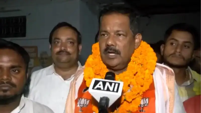 अजय निषाद ने की पत्नी संग भाजपा में घर वापसी