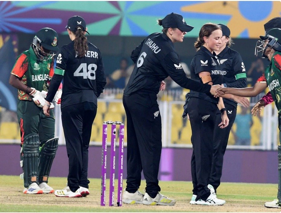 न्यूजीलैंड ने बांग्लादेश को 100 रनों से रौंदा